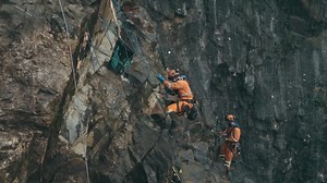 Les écailleurs injectent du béton en hauteur dans la paroi rocheuse. Les mécaniciens changent les freins et une roue d’un camion 400 tonnes. 📺 Fermont, ce soir 19h30 | Canal D