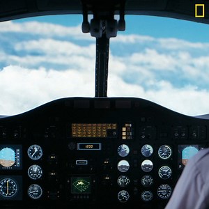 285K views · 131 reactions | În noul sezon din seria „Dezastre în aer: raport special” investigăm cauzele accidentului zborului Alaska Airlines 261 care a căzut în Oceanul Pacific și analizăm dacă un defect de fabricație al avionului Boeing 737 a fost motivul prăbușirii aeronavei. Descoperă mai multe mâine, 25 iulie, la 21:00, la National Geographic. | National Geographic | Facebook