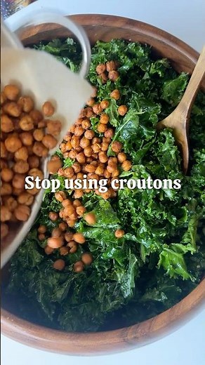Stop using croutons! ✋🏼 These roasted chickpeas bring crunch + protein! 🥗💪🏽