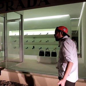 4.2K views · 80 reactions | La Extraña Tienda Prada en Medio del...