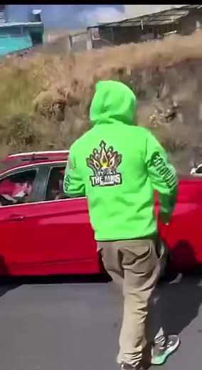 🚨 Accidente en la México–Cuernavaca A la altura de Topilejo, una motocicleta resultó involucrada en un percance. Servicios de emergencia ya atienden en el lugar. ⚠️ Precaución a quienes circulan por la zona. | Azteca Noticias