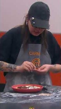Carmen, Pablo, and Dani make Claudia a crepe cake for her birthday. #MasterChefMx 24/7