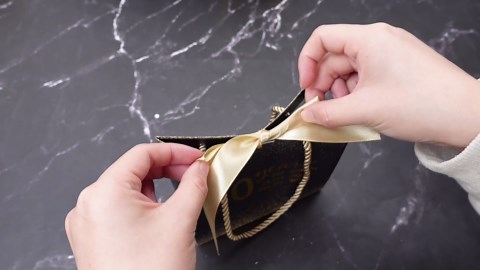 Spakon 25 Pcs 50th Anniversary Party Favors Gift Bags with Ribbons Handle Birthday for Guests Black and Gold We Still Do Gift Bags Men Women Golden Wedding Supplies