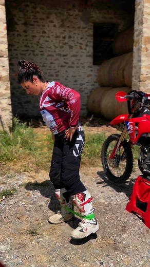 We are back 👊🏻 Con tutto il cuore e una resilienza incredibile. É un viaggio, un sogno che vale la pena d’essere vissuto. Io ci credo ancora. Ci vediamo all’@endurogpwales ! 🇬🇧 GRAZIE @steve_holcombe GRAZIE AD OGNUNO DI VOI ⬇️ per essere al mio fianco : @hondaracingcorporation @hondaracingglobal @fiammeoromotociclismo a @cristian2105rossi e @beppecanova81 #barbacasracingcorporation @steveplainmotorcycles @madformforever @thisisamped @shoeiitalia @bebedilsrl @geco_specialparts @pod_active @ho