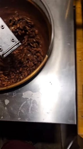 MichlForster on Instagram: "Unsere Leckereien auf dem Weihnachtsmarkt in Ansbach 🎄 Bei der Familie Kirschbaum gibt’s richtig gute Schmankerl – und die Mandeln habe ich selbst gemacht 😋 Schaut vorbei, es lohnt sich! #weihnachtsmarkt #ansbach #weihnachtszeit #leckereien #gebranntemandeln #handgemacht #regional #familiekirschbaum #genuss #winterstimmung"