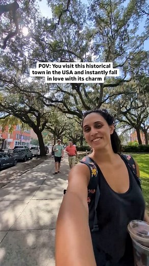 Cobblestone streets, historic squares, and moss-draped oaks… This is a scene straight out of a Southern dream 🥹 Whether you’re exploring the vibrant history, enjoying the delicious cuisine or simply soaking in her beauty… Savannah will steal your heart at every turn! Have you been to this charming USA town yet 👀 . . . New to our page? HI👋🏼 and WELCOME 🤗 We are Kasey (🙋) and Alex (🙋🏻‍♀️). Obsessed with long urban walks, coastal road trips, scenic train rides and charming coffee shops! We 