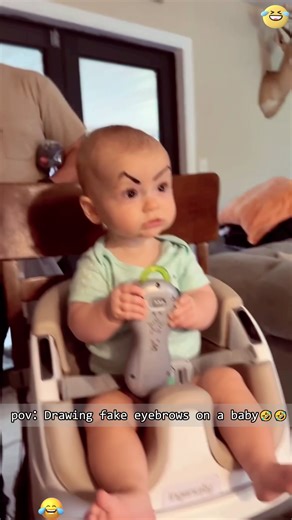 Drawing fake eyebrows on babies is so much fun!🤣🤣🤣#funnybaby #familyhumor #fyp #hilarious #cutebaby