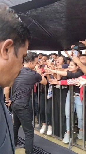*•.¸♡ 𝘼𝙠𝙨𝙝𝙖𝙮 𝙆𝙪𝙢𝙖𝙧 𝙁𝙖𝙣𝙨 𝙘𝙡𝙪𝙗 ♡ | •||Akshay Kumar Hugs🤗 a Fan Who Jumps The Barricade To Meet Him 💯😍🔥||• . Main Khiladi 🔥💯 . @anshupandit002 ɪ ᴋ ᴇ ✅ ᴄ ᴏ ᴍ ᴍ ᴇ ɴ ᴛ 💘 .... | Instagram