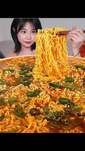 해장은 역시🍜 청양고추 신라면 8봉지 + 삼각김밥 먹방 8 packs of spicy ramen and triangular kimbap MUKBANG