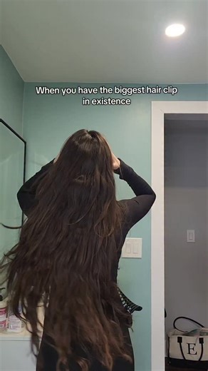 Girl with the Big *** Hair Clip | She's big 👀 | Instagram