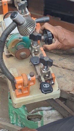 Digital key making machine