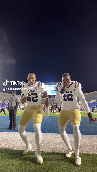 Thanksgiving in mephis 🦃!!Another win another dance!@Straplifejay #thanksgiving #collegefootball #goviral #fyp #navy