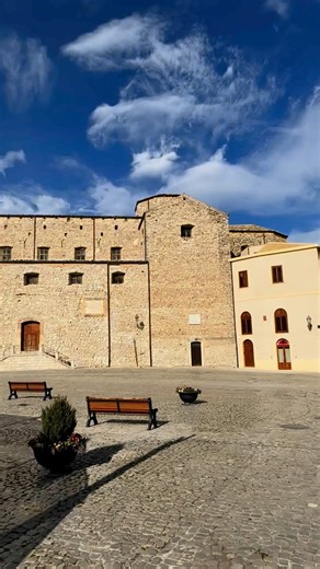 Les quiero hacer nuevamente este regalo, el pueblo donde se filmó Cinema Paradiso, uno de los films más lindos que vi en mi vida. Su plaza central, la iglesia convertida en cine, sus calles. Para emocionarte !!! #palazzoadriano #cinemaparadiso #cinémaparadiso #palazzoadrianonelcuore #sicilia #siciliabedda | Carlos Viajero