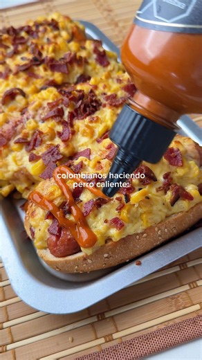PERRO CALIENTE ELOTERO 🌭🌽🧀 —————— INGREDIENTES: - 8 salchichas - 4 panes de perro - Tocineta crocante - 2 cda salsa de tomate - 4 cda mayonesa - 1 cda mostaza - 2 cda cebolla picada - 1 cda mantequilla - 300 g maíz tierno - 2 cda mayonesa - 1 taza queso mozzarella rallado - 2 torrejas queso cheddar - Sal y pimienta al gusto ————————— PASO A PASO: - Precalienta el horno a 200ºC. - Hazle ranuras a las salchichas y cocínalas en un sartén con aceite o la grasa de la tocineta. - Para la salsa: mez