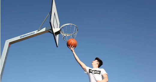 Double pas basket : le tir en course et ses règles d'apprentissage