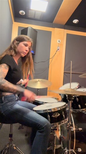 Felicity Feline on Instagram: "Fun psychedelic jam with mahhh girls @fauxypainters & @buzzerrama ☮️☯️💟🔮🕉️⚛️💟 Also, I am not lefty - it is just the way the video was flipped haha 🤣 #drums #guitar #psychedelicrock #desertrock #drumming"