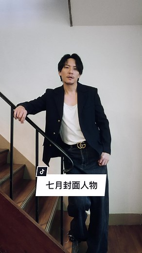 #VogueCover 1991年，楊德昌導演的《牯嶺街少年殺人事件》上映，電影裡的青澀14歲少年小四，後來成為了華人一線影星。螢幕上扮演各種鮮明角色的張震，私底下又是什麼模樣呢？你知道張震最愛用的Emoji？如果不做演員想要做什麼工作？最想擁有的超能力？用七題快問快答更認識張震 本期封面故事全文請點 @voguetaiwan 首頁。 Talent: 張震 APAC Editorial Director: Leslie Sun @sunles Photographer: Zhong Lin @zhonglin_ Features Director and Text: Nicole Lee @nymphlee Stylist: Chen Yu @ballballchiu Fashion Managing Editor: Travis Hung @t9avis Talent Manager: Sylvie Yeh @lagerfeld Makeup: 亞歷 Yali @happyyali Hair Johnny Ho @johnnyho67 Photographer Assistant: 