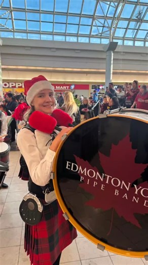 🎄❄️🦌Welcoming the holiday season with a parade at the @millwoodstowncentre 🌟🥁🎶 #eypb #yeg #christmas | Edmonton Youth Pipe Band