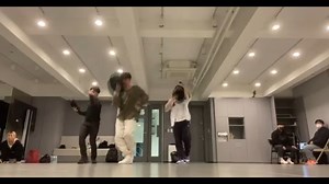 [230513] Bambi dance practice (MV ver.) Hôm nay anh Kasper đã đăng tải hai đoạn ngắn trong quá trình tập vũ đạo Bambi vào 2 năm trước để phục vụ việc quay MV, vì Bambi vốn không có vũ đạo hoàn chỉnh. Baekhyun còn vừa đội mũ fedora vừa nhảy nữaaaa~ Chớt mất thôi~ Video chất lượng thấp nhưng Baekhyun chất lượng caooo #BAEKHYUN #백현 #엑소 #EXO | Moonlight Baek - EXO Baekhyun Vietnam Fanpage
