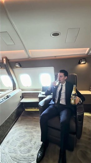Cheers to a great flight #singaporeairlines #firstclass #suites #flight