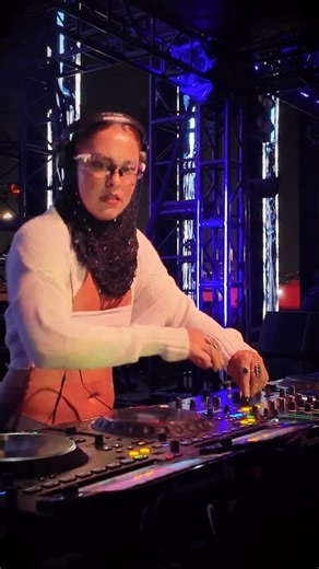 ♡ MD ♡ on Instagram: "Merry & Bright 🎄✨ 🔪@mvc10dubz ID x @przmamusic ID 🎧 #riddim #christmas"