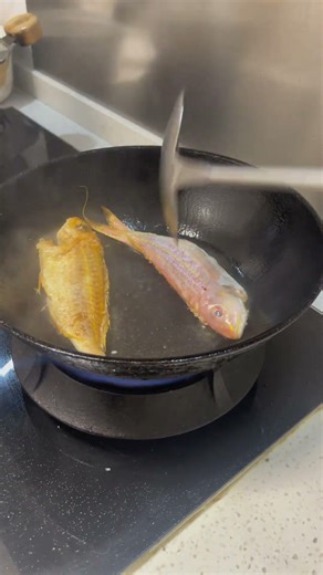 Threadfin Bream or red mullet fish fry cooked in a pan #cooking #recipetv #fishpie #delicious #lunch