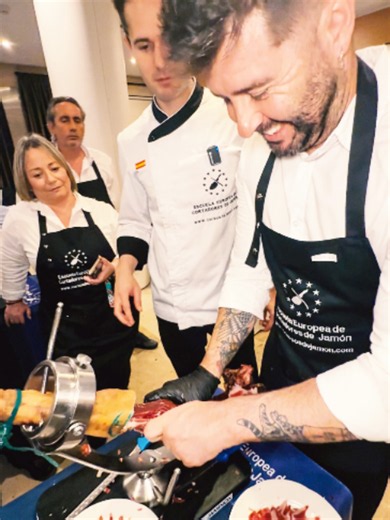 Cómo extraer el hueso del jarrete para sacar el máximo partido a una de las mejores partes del jamón. 📍Barcelona 4 Octubre (domingo)✅ 🏆Barcelona 5 Oct (lunes) Reunión Concurso🏆 📍Murcia 18 Octubre (domingo)✅ 📍Granada 21 Octubre (Miércoles)✅ 📍Sevilla 25 Octubre (Domingo)✅ 📍Córdoba 28 Octubre (miércoles)✅ 📍Barcelona 8 Noviembre (domingo)✅ 📍Barcelona 9 Noviembre (lunes)✅ 📍Zaragoza 12 Noviembre (jueves)✅ 📍Madrid 13 Diciembre (domingo)✅ ~ 2027 ~ 📍Málaga 17 Enero (domingo)✅ 📍Sevilla 24 Ene