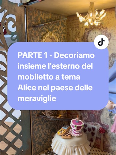 Ho trasformato la struttura di un mobiletto in legno ispirandomi ad Alice nel Paese delle Meraviglie… solo con i prodotti @Stamperia 🐇✨ Per creare le texture ho usato Volume Paste e Glossy Gel, poi ho colorato tutto con Aqua Color cuoio e le Vintage Patina turchese e ruggine per ottenere un effetto anticato. La base è stata impreziosita con la patina anticante Color oro, mentre l’esterno è decorato con Chips pretagliate e immagini della collezione Alice. All’interno ho applicato carta di riso c