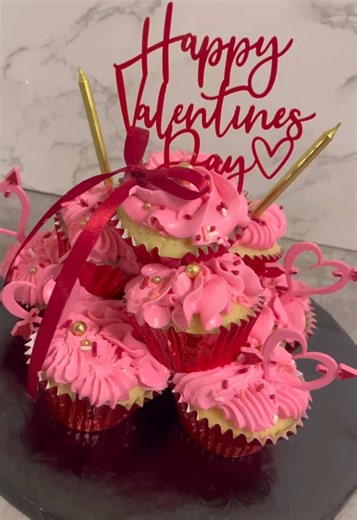 Cupcake Tower #cupcake #cupcaketower #valentinesday #valentinesdaycupcakes
