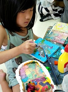 YOSIN学院 on Instagram: "豪快にキャンバスからはみ出せー🎨混ぜで塗って乾いて固まって削って組み立てて！ #東住吉区 #子どもアトリエ #絵画造形教室 #造形教室 #アート教室 #アートスクール #創作遊び #工作教室 #デザイン教室 #アートの力 #豪快な遊び #絵の具まみれ #インク遊び #のびのび子育て #絵の具遊び #絵具であそぼう #レッジョエミリアアプローチ #モンテッソーリ #アフタースクール #アート教育"