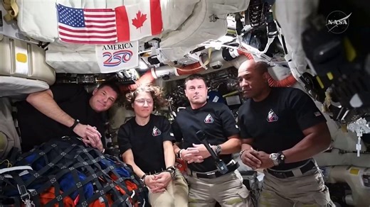 先是整天播放查佩尔罗恩的歌，现在又是不得不和川皇陪聊，等到这次旅程结束后，马桶坏了可能甚至都不是前三让人感到尴尬的事，难怪宇航员的训练这么严格