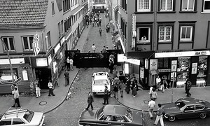 Die Herbertstraße – ein faszinierender Ort voller Geschichte und Geheimnisse. Seit dem frühen 20. Jahrhundert verbirgt sie sich hinter Holzwänden und ist ein symbolträchtiger Teil des St. Pauli-Kiezes. Erfahrt mehr über die dunkle Romantik dieses einzigartigen Teils von Hamburg! #hamburg #herbertstraße #stpauli #hamburg #reeperbahn #geschichte #kiezleben #nachtleben #hamburgerleben #historischeorte #stadtgeschichte | Hamburg Reeperbahn