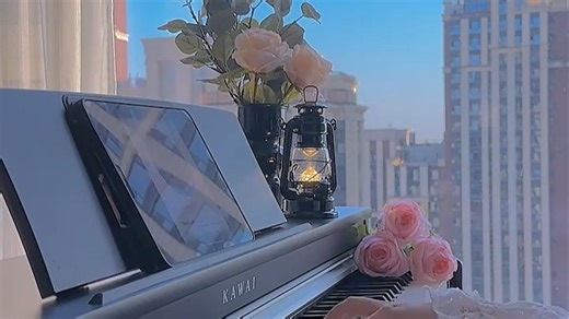 KAWAI电钢琴音色出众，1133型号适合家用与练习，键盘手感真实，还原演奏触感，居家学琴、日常弹奏皆宜，静音练琴不扰邻，是音乐爱好者的理想选择。