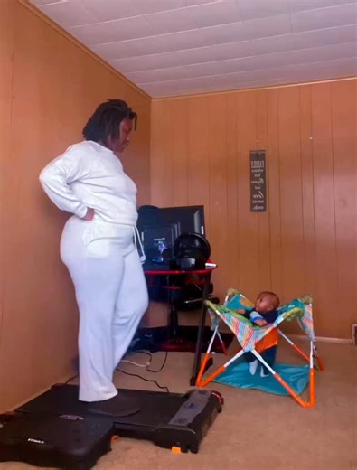 D’Andrea Wellington on Instagram: "I didn’t “bounce back.” I started… again. Slow. Soft. A little scared. After childbirth, my body didn’t feel like mine—and the idea of working out felt heavier than the weights themselves. Some days it’s 5 minutes. Some days it’s just showing up. I’m learning that strength after birth isn’t about shrinking—it’s about reconnecting. Honoring my core. Listening to my body. Letting rest count. Progress looks different now, and that’s okay. If you’re starting again