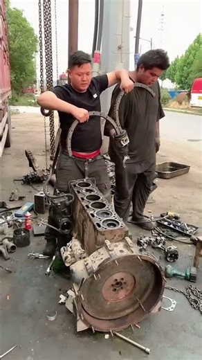 Disassembly process of truck diesel engine pistons