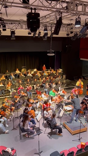 Throwback to AYO Young Symphonists in 2023! The orchestra dazzled Bathurst audiences with Rachmaninov's Symphony No.2 under the baton of Simon Hewett. In 2025, Young Symphonists will take place in April rather than September, avoiding any clashes with end of year exams and assessments. This program is the perfect opportunity for musicians aged 12-17 to take on leadership roles in an orchestra and immerse themselves in preparing a musical program 🎶✨ The orchestra will be led by Dr. Luke Dollman 