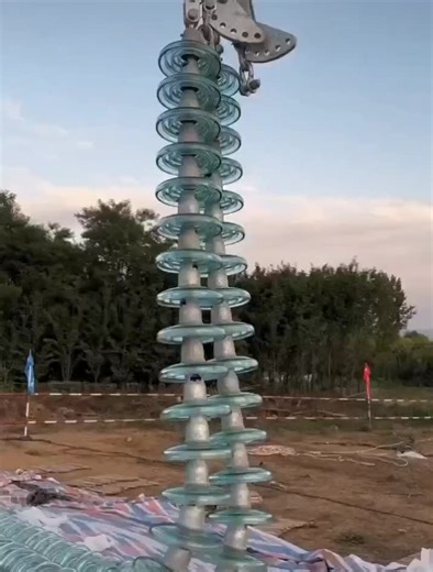 Glass insulator installation technology #glassinsulator #ushaped#shapedhanging #connectingplatform #connecting #towerofhell #transmissiontower #towerconstruction #powertower #highvoltagetower #elbowhead #headhanging #ballhead #headhanging #hangingring #pullrod #pullrod #anchor #handmix #hoist #wiretwistertool #Prestrandedwire #antivibration #vibrationofhammer #spacerbar #balancingring #tensioningwireclamp #wireclamp #Splicepipe p #equipmentwireclam #clampcurlingiron #highvoltageelectrical #elect