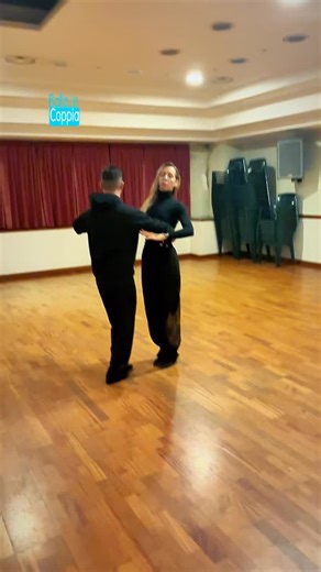 🔥 TANGO TECHNIQUE — Parte 3 del nostro percorso intermedio! Una sequenza pensata per allenare fluidità, controllo e continuità nel movimento. Questa volta abbiamo lavorato su: • Promenade chiusa • Giro a sinistra aperto finito chiuso • Left lunge • Drop oversway • Promenade link • Link progressivo • Giro rock • Open finish • Swivel • Promenade link 💡 Una combinazione completa che si collega perfettamente alla parte 1, per un tango elegante, potente e senza interruzioni. 📍 Scuola Balla in Copp