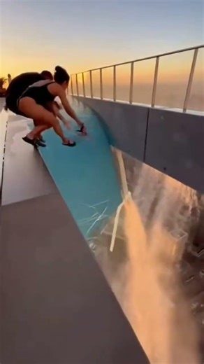 Glass Pool at 50 Floors Up Starts Breaking — People Freeze in Fear 😳