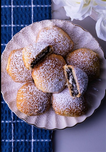 Homemade Fried Oreos! These homemade fried Oreos are so easy to make, and they only take three ingredients. All you need is some Oreos, refrigerated biscuit dough, powdered sugar, and an air fryer. ##friedoreos##dessertrecipes
