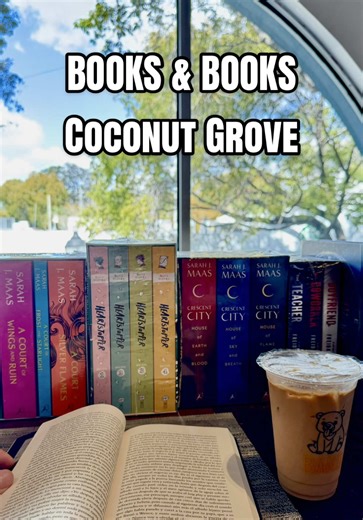 Hoy la parada fue en el Books&Books de Coconut Grove. El vecindario es un 10/10 y venir a este café puede ser el complemento perfecto para cualquier plan que tengas en el sector. A pesar de no ser tan grande como el Books&Books de Coral Gables, guardan la misma esencia de café librería con dos ambientes. El 7 de marzo tendremos nuestro segundo encuentro presencial de lectura. Pendientes de cómo participar en futuros videos 📚✨ #cafe #coffee #reading #libros #books