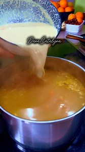 Ciorba de pui a la grec ! @danacatalyna Ingrediente * 1 kg pulpe de pui * 3 morcovi * 1 telina mica * 1ceapa * Praz * 80 g orez * 2 foi de dafin * 1 zeama stoarsa de la o lamaie * 3 galbenusuri * 250g smantana * 2 🥄 de ulei * sare * piper * patrunjel si putin marar *50 g orez 🍲Puneti la fiert pulpele de pui in apa care deja fierbe cand apare spuna spumati supa apoi adaugati: praz, o bucata de telina, 2 foi de dafin, sare si piper . 👉Am lasat ciorba la fiert vreo 20 de minute, la foc mediu, cu