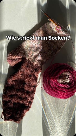 🧶 Du möchtest Socken stricken, weißt aber nicht wo du anfangen sollst? In diesem Tutorial zeigen wir dir Schritt für Schritt, wie du Socken anschlägst und das Bündchen strickst! Wir stricken das Socktober-Muster von @tanja_steinbach in Größe 36–39, aber diese Anleitung funktioniert auch wunderbar für normale Socken. Verwendet werden Rundstricknadeln in 3 mm. ✨ So startest du: 1️⃣ Halte die lange Nadel in der rechten Hand. 2️⃣ Schlage 60 Maschen an. 3️⃣ Schlage 1 zusätzliche Masche an, um die Ru