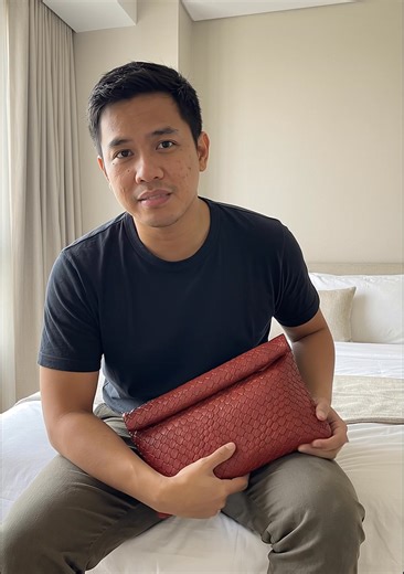 We’ve all done the outfit change. The bag change. The second-guessing. HIBI ends that cycle. Thoughtfully designed to be your everyday constant. From relaxed mornings to high-pressure meetings, the FOLD blends in seamlessly. Effortless style. Premium feel. A bag that works as hard as you do — quietly. | Hibi