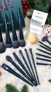 💖Christmas unboxing 💖 🥰 Merry Christmas! 🥰 Product used: Dark Turquoise---Makeup Brushes Set with Free Sponge & Cleaner Mat ✅ 17pcs 2 Brushes Set ✅ Premium Skin-friendly & 100% Vegan Synthetic fiber ✅ Eco-friendly Wooden Handle ✅ With DUcare Makeup Sponge & Washing Pad More info needed, pls Click the link in bio~ #unboxing #unboxingvideo #makeupbrushes #ducarebrushes #makeuptools #makeup #makeuplover #foryoupage #foryou #chrismas #christmasgiftsideas | DUcarebeauty