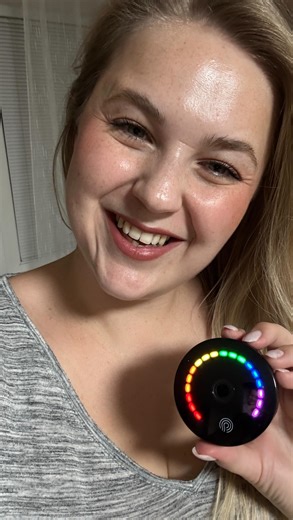 KATEŘINA MIŠKELOVÁ on Instagram: "PRYSM iQ je konečně doma 🙌😄 A já ho poprvé rozbaluju – s opravdovým nadšením! 😍✨ Tohle chytré zařízení od Nu Skin umí během pár minut změřit tvoje karotenoidní skóre 🥕🍊 – hladinu ochranných antioxidantů v těle 😊 A to pomocí moderní optické metody 👁️📊, úplně neinvazivně a chytře – v kombinaci s umělou inteligencí 🤖🧠 Unikátní spojení AI a optické technologie ti dá jasná a přesná data o tom, jak kvalitní je tvůj jídelníček 🍎🥦 a celková buněčná ochrana �