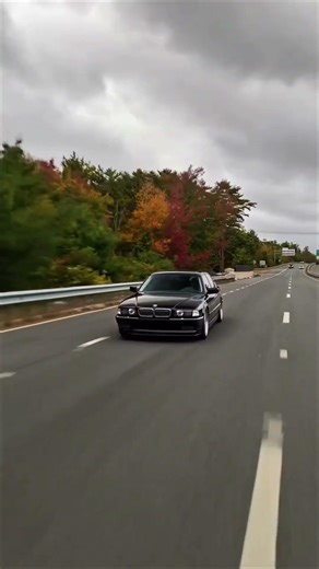 The wide kidney grille and long, low luxury-sedan body shape match the E38 design.