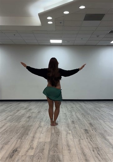 Easy freestyle combo to follow for beginner dancers 🌴 Including a nice greeting, basics steps, levels & some musicality practice! #fyp #oritahiti #tahitian #beginners #freestyle