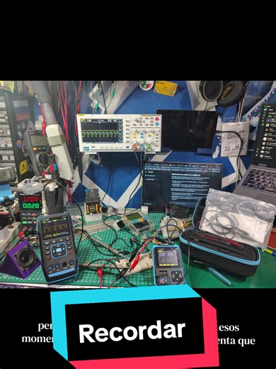 Recordar herramientas y materiales de estudiantes de electrónica