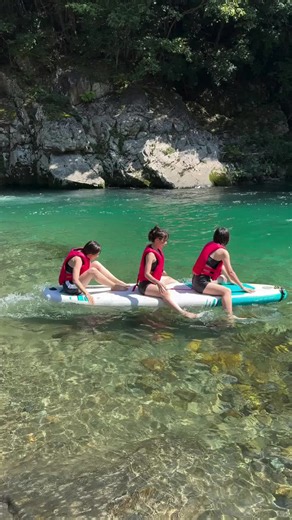 SUPの遊び方は、自由自在。 板の上に立ってバランスをとったり、パドルで川をすいすい進んだり。寝転んで空を見上げれば、水の上に浮かぶ特等席のできあがり。 バランスを崩して落ちても、それもまた楽しい。そのまま川にぷかぷか浮かんだり、えいっと飛び込んだり。板取川の上では、思いついた遊びがぜんぶ叶います。 初めてでも大丈夫。コツをつかめばすぐに乗れて、気づけば夢中になっているはず。サウナのあとのほてった体に、水の上の風がとびきり気持ちいい。 自然のまんなかで、思いきりSUPを楽しみませんか。 ITADORI SAUNAは名古屋から車で７０分、完全予約制。ご予約は公式LINEから、プロフィールのリンクをどうぞ。 SUP, play it any way you like. Stand on the board and find your balance, or glide down the river with a paddle. Lie back and look up at the sky, and you have the best seat, floating on the water